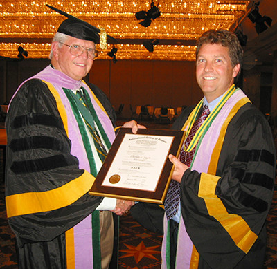 Dr. Tom Jagor receives fellowship award